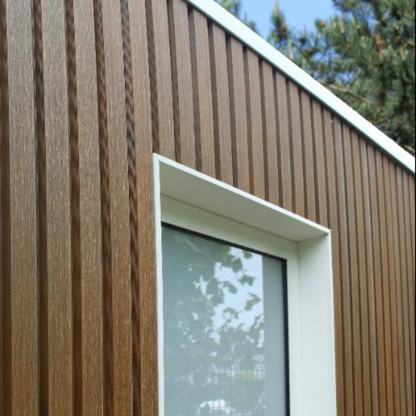 Detail deur witte aluminium BOX met co-extrusie gevelbekleding
