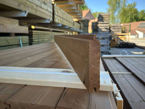 Blokhutprofiel in thermo gemodificeerd hout. Behandeld tegen insecten en rot. Ideaal voor een mooie tuinafsluiting. 