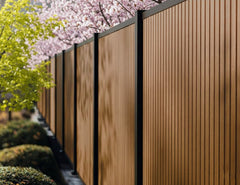 Luxe Washington Modern verticale composiet schutting in teak kleur met rhombusprofiel.