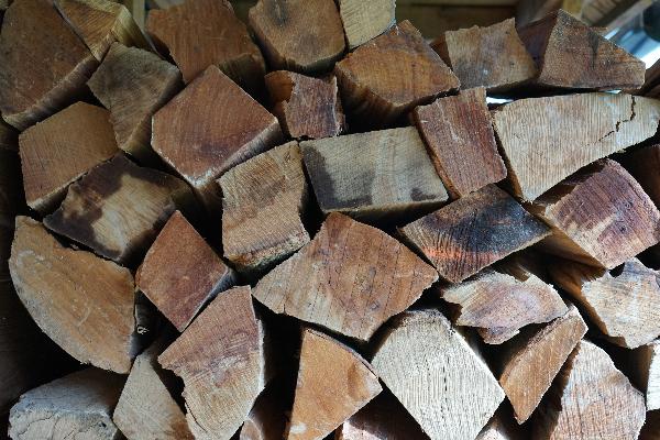 Ovengedroogd brandhout 1,43 m³ voor een rookvrije verbranding – Gegarandeerd vochtpercentage onder 18% voor maximaal rendement.