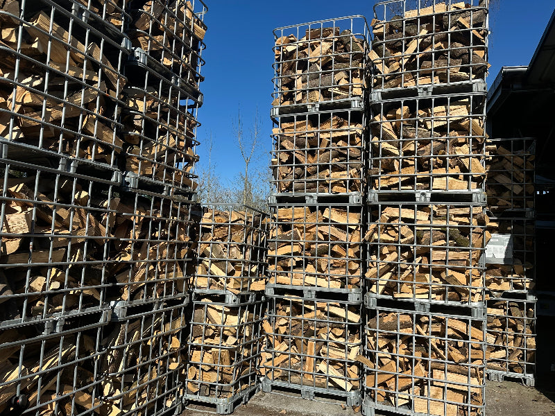 Goedkoop brandhout van topkwaliteit – Mengeling van eikenhout, beukenhout en essenhout voor een sfeervol en warm vuur.