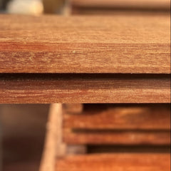 Detailfoto van ipe terrasplank met gleuf voor bevestiging met b-fix klem