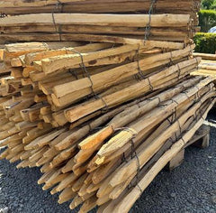 Duurzaam Europees kastanje schapenafsluiting op rol voor een natuurlijke tuinafsluiting