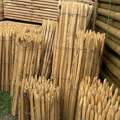 Voorraad kastanje hekwerk op rol en schapenhekwerk bij specialist Prindal-Hout