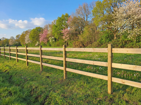 Paardenafsluiting van rood Noors grenenhout met 3 gaten, diamantkop afwerking en geezaagde liggers