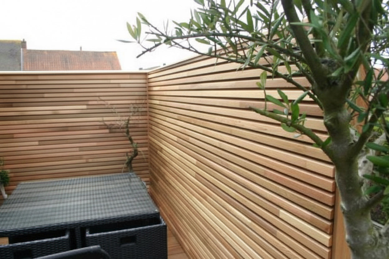 Ayous gevelbekleding buiten geplaatst als terrasafscheiding in Thermowood
