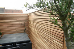 Ayous gevelbekleding buiten geplaatst als terrasafscheiding in Thermowood