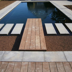 foto zwembad met ipe terrasplanken met gleuf van 145 x 22 mm x 4 meter