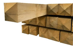 Detail van de luxe diamantkop afwerking op een geschaafde Franse eikenhouten paal