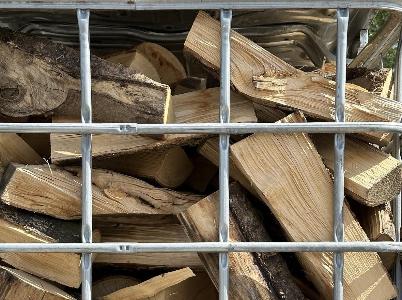 3 jaar oud brandhout eik en beuk – Perfect gedroogd hout zonder schimmels, ideaal voor de kachel of open haard.