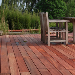 Sfeerfoto van terras met padouk terrasplanken gevijsd met inox terrasvijzen