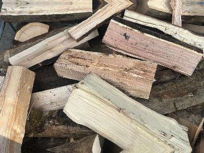 Droog haardhout van eiken, beuken en essenhout – Hoog rendement brandhout met een laag vochtpercentage voor een schone verbranding.