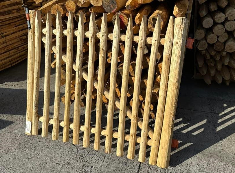 Kastanjehouten weidepoortje met gepunte latten, inclusief rustiek zwart beslag voor een complete tuinomheining.