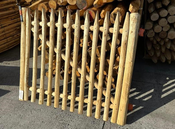 Kastanjehouten weidepoortje met gepunte latten, inclusief rustiek zwart beslag voor een complete tuinomheining.