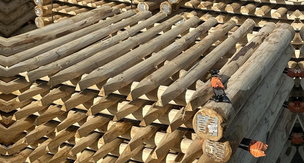 "Stapel kant-en-klare kastanjehouten tuinpoortjes inclusief zwart beslag, direct leverbaar uit voorraad.