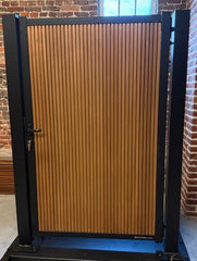 Pluteo tuinpoort Merk Kopal zwart aluminium frame met thermowood ayous verticaal + automatisatie