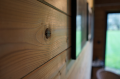 Duurzame Thermowood houten planchetten met tand en groef profiel voor moderne gevel- en wandbekleding
