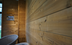 Geschaafde Thermowood planchet met tand en groef profiel van 18x142 mm voor duurzame gevelbekleding