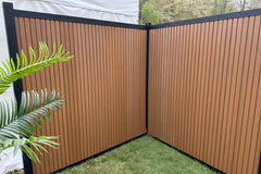 Tuinscherm in houtcomposiet met aluminium palen 