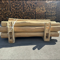 Stapel prachtig geschuurde Robinia palen van duurzaam hardhout, glad afgewerkt en spintvrij voor tuinprojecten of speeltoestellen