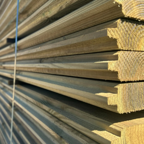 Geïmpregneerd vlak profiel Deens Rabat 34x145mm – breed gevelbekleding plank met één diepe groef voor een strakke, minimalistische tuinafwerking.